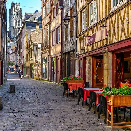 Nahiba Votre F2 Avec Vue Sur Vieux-marché